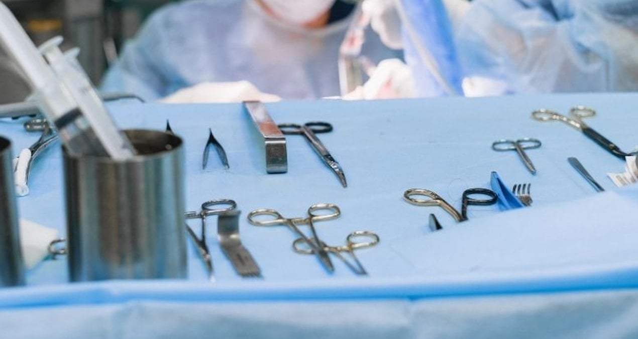 hastalardan bicak parasi aldigi iddia edilen akademisyen gorevinden uzaklastirildi cpMBdfPQ