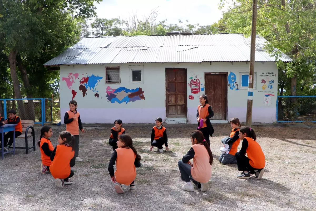 ogretmenden egitici duvar sanati XvBLBAV7