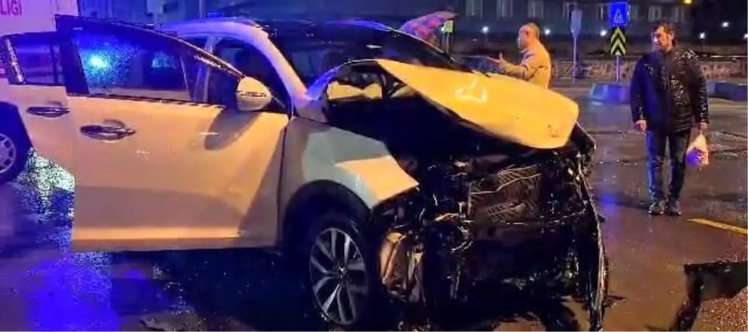 erzurumda otomobil ve halk otobusu carpisti 1 yarali LiCleSAd.jpg