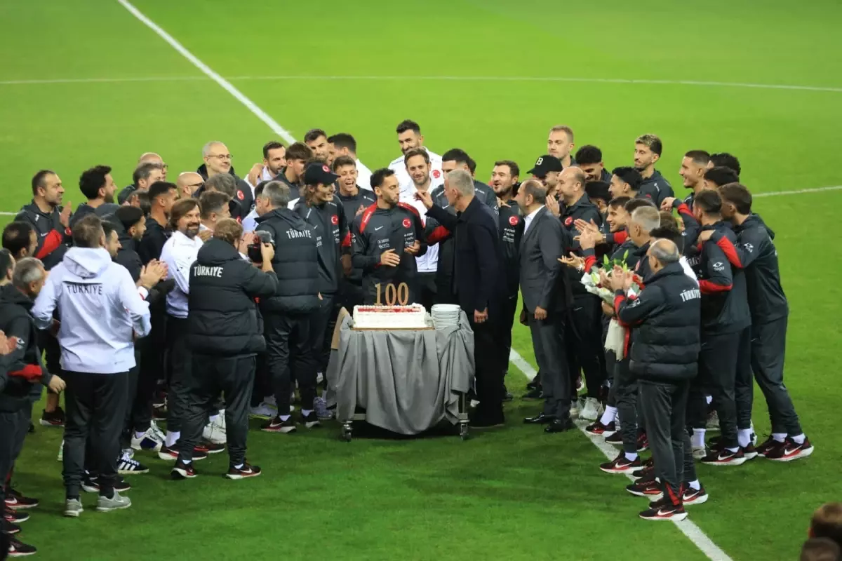 hakan calhanoglu 100 macinda kutlandi YQZ5hRQT.jpg