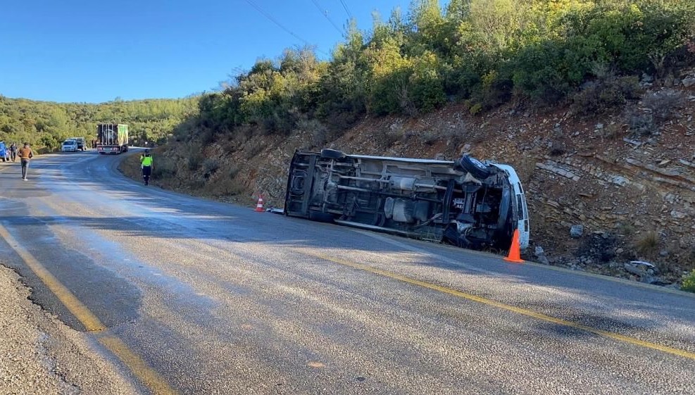 mersinde isci minibusu devrildi yaralilar var qHceH45t