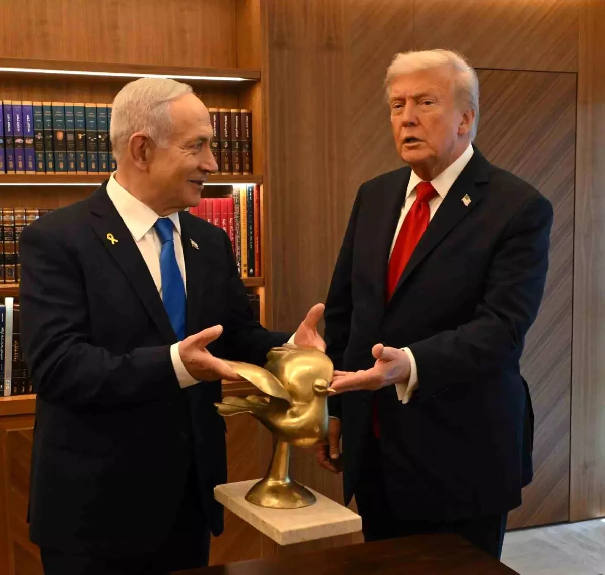 netanyahu trumpa altin guvercin hediye etti Uz2c37Q4.jpg