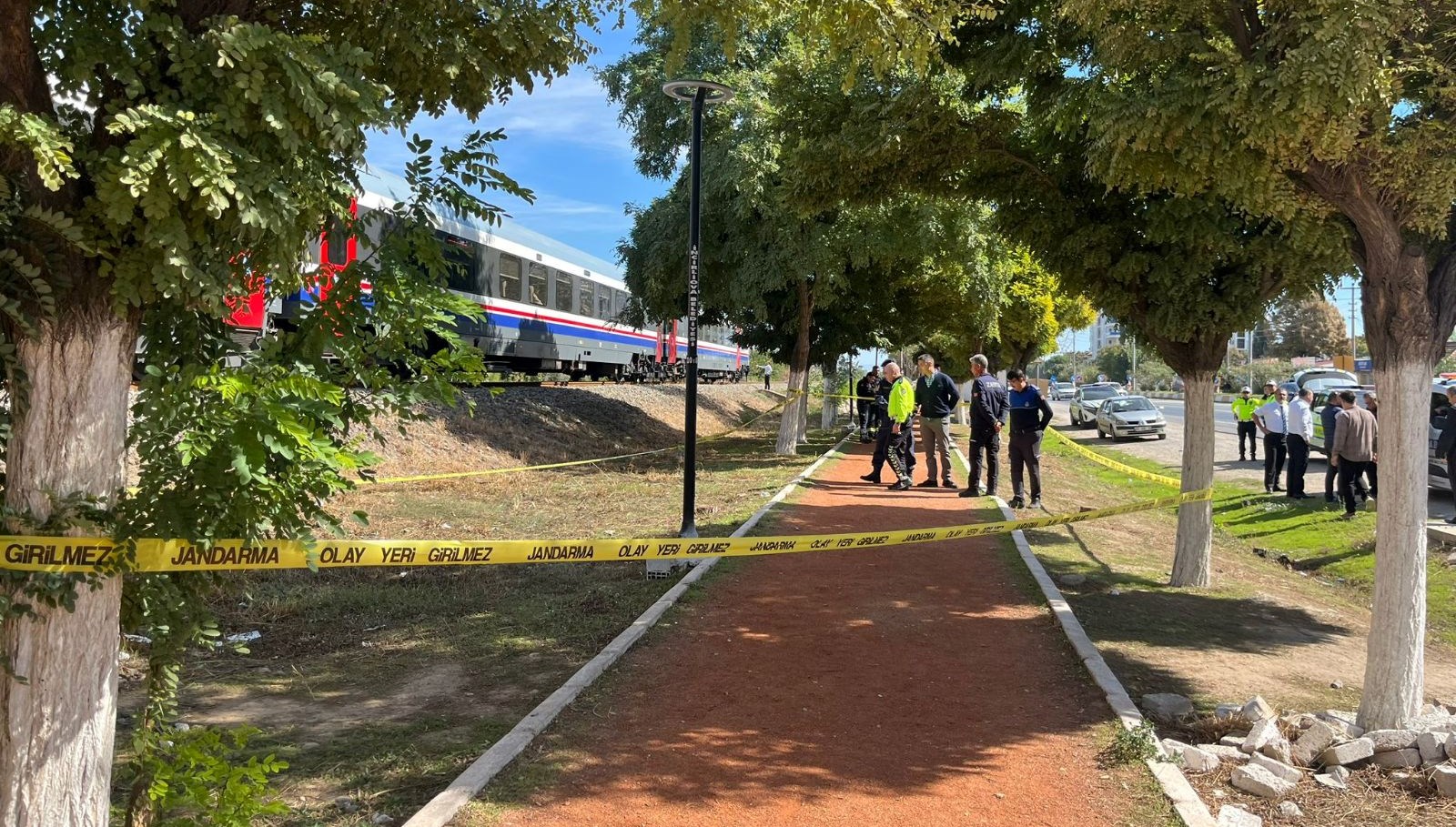 torununu kurtarmak isterken tren carpti PFy3whIa.jpg