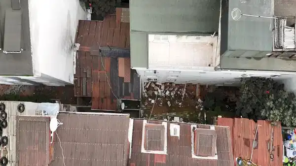 istanbul arnavutkoyde istinat duvari yikildi 2 bina tahliye edildi 7CDWlWnq.jpg