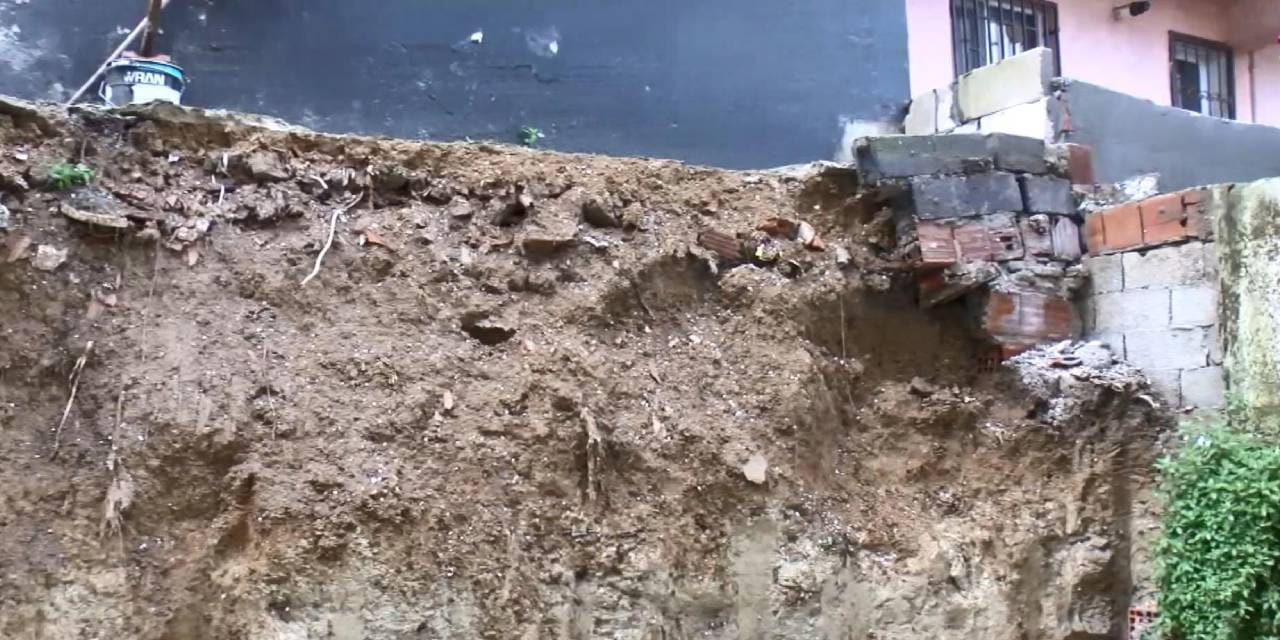 istinat duvari 4 katli binanin uzerine devrildi 2 bina tahliye edildi n9zAnc3s.jpg