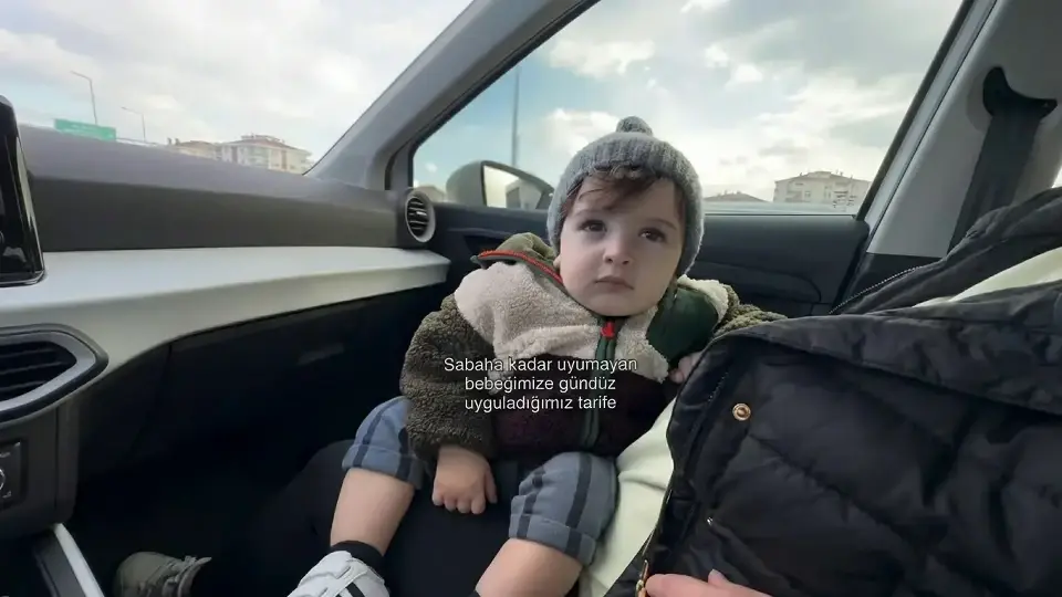 Bir aile, gece boyunca kendilerini uyutmayan bebeklerine uyguladıkları tarifeyi paylaştı