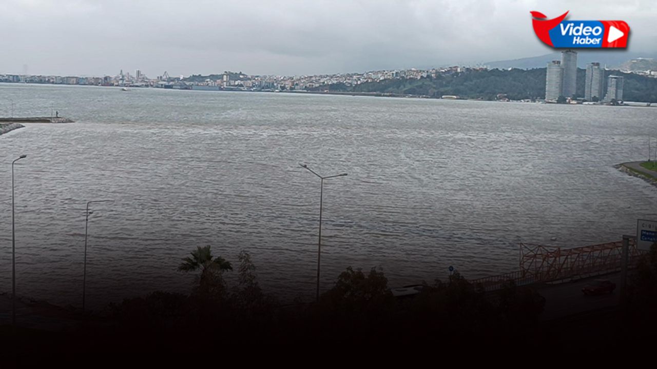 İzmir’de sağanak hayatı felç etti: Körfez’in rengi değişti!