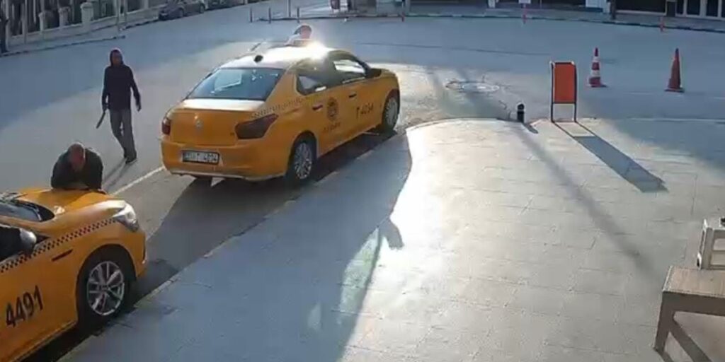 cezaevinden-cikti-1-saat-icinde-3-kisiye-satirla-saldirdi-tLkrevvf