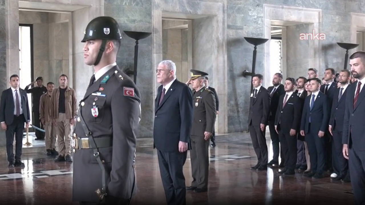 İYİ Parti Genel Başkanı Müsavat Dervişoğlu, Gençlik Kollarıyla Anıtkabir’i Ziyaret Etti