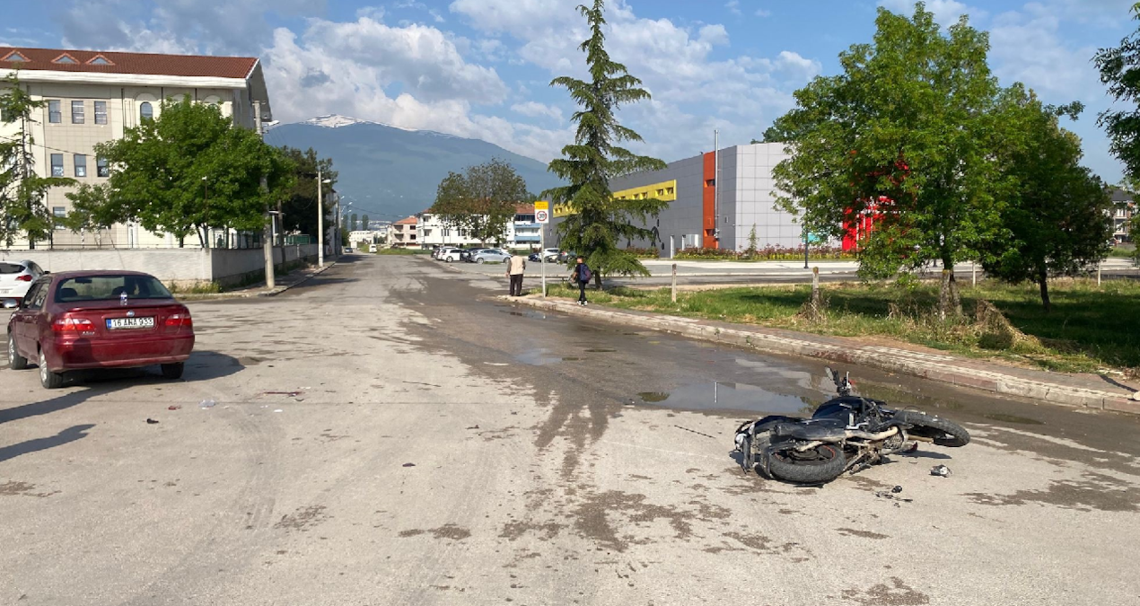 Bursa’da Otomobil ve Motosiklet Çarpıştı: 5 Yaralı