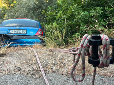 Ucurumun kenarinda can pazari sarampolde asili kalan araci beton mikseriyle hayata bagladilar cufKtbmd